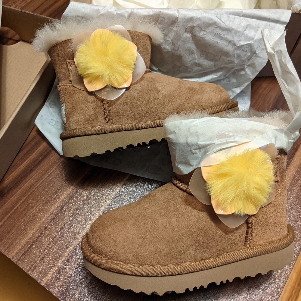 *SOLD* T Mini Bailey II Cactus Flower Uggs